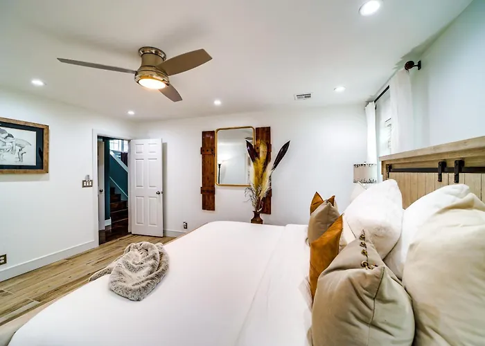 'peace & Tranquility': 2 Mi To Dtwn Tulsa! Holiday home *