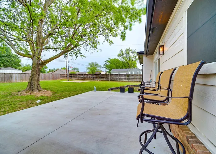 Holiday home 'peace & Tranquility': 2 Mi To Dtwn Tulsa!
