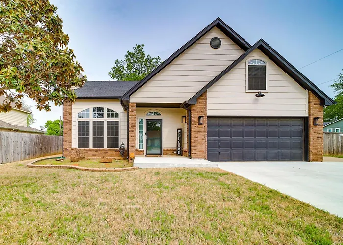 Holiday home 'peace & Tranquility': 2 Mi To Dtwn Tulsa!